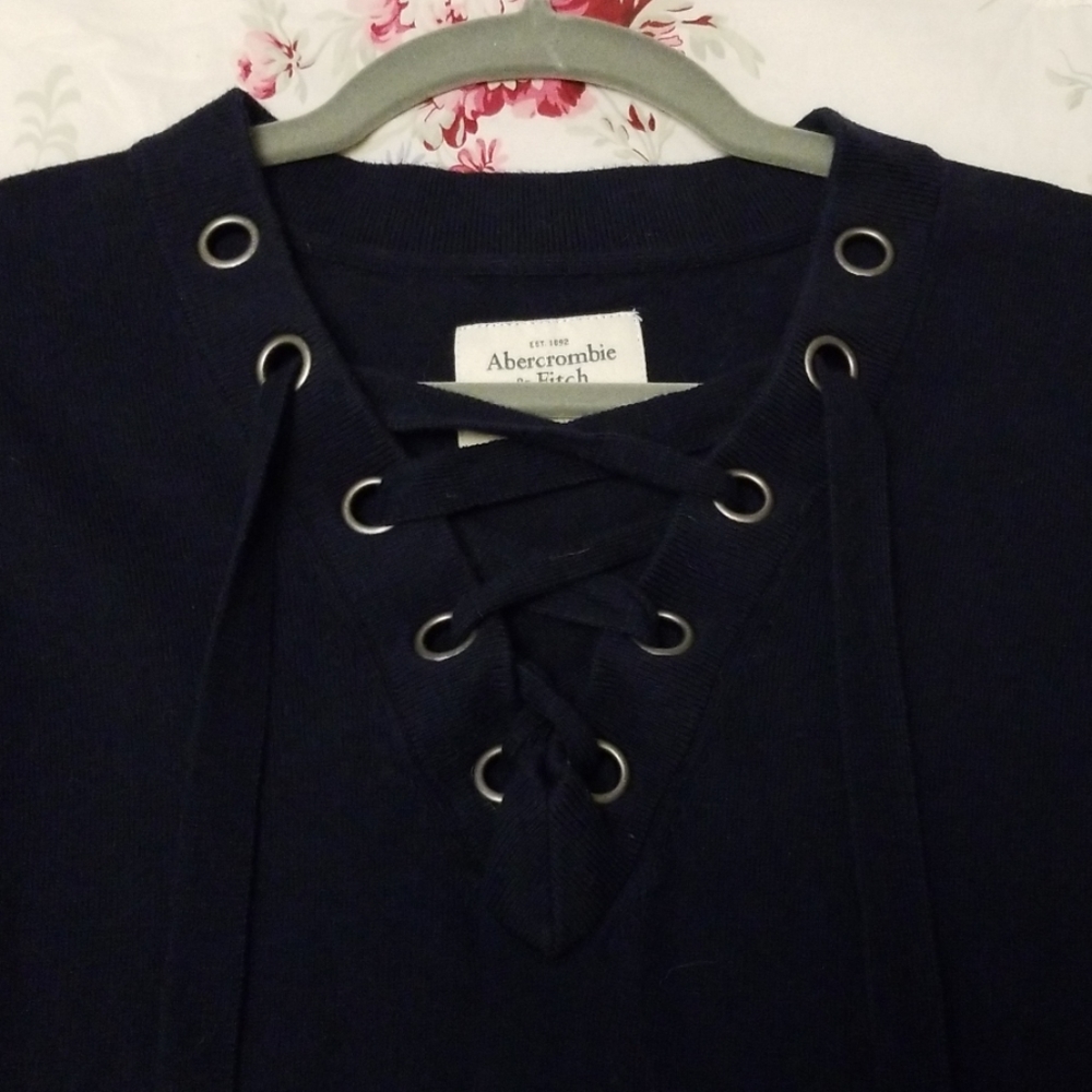 Small Abercrombie and Fitch sweater - Picture 2 of 2